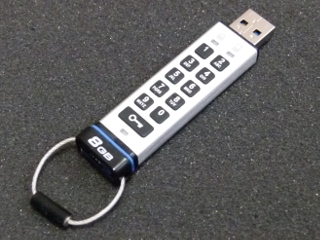 パスワードロックUSBメモリ：カバー取り外し